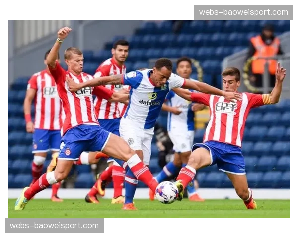 特写:进球后,赫罗纳球员集体指向看台,将胜利献给住院的小球迷 特写:进球后,赫罗纳球员集体指向看台,将胜利献给住院的小球迷